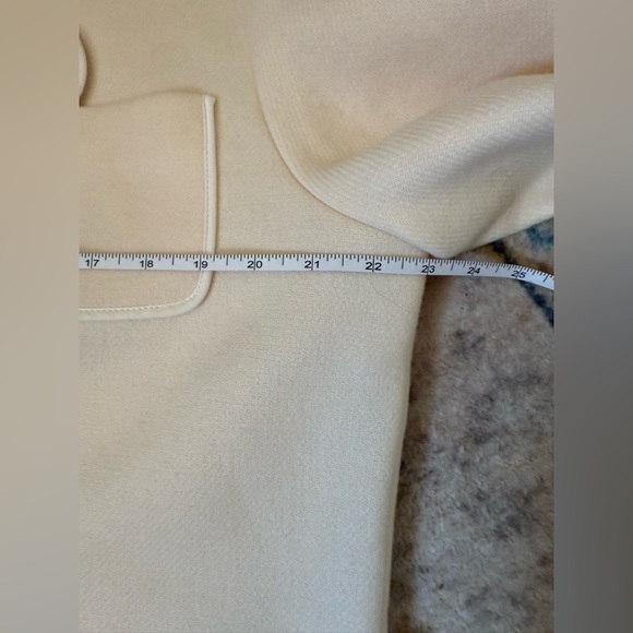 Vintage European Elegance: Weinberg Cream Piped Blazer - Picture 11 of 13